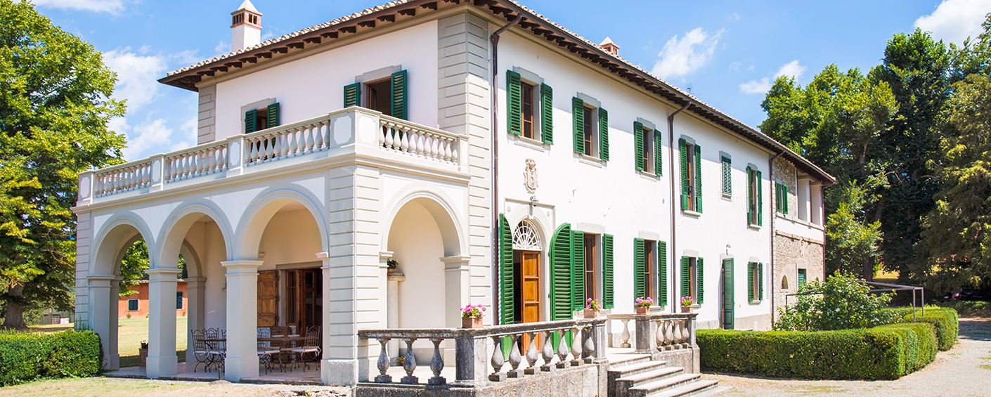 Historische Villa in den grünen Hügeln nördlich von Florenz