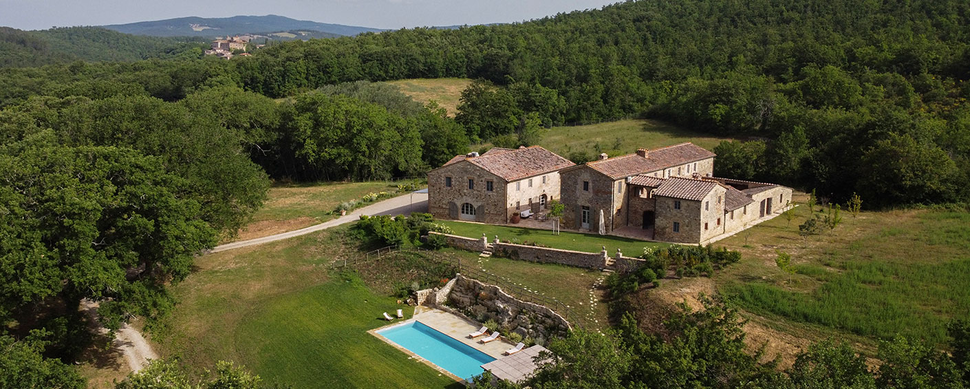 Villa Le Ripe liegt abgeschieden auf dem historischen Landgut Castello di Frosini, umgeben von Wiesen und Eichenbäumen