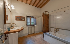 Castelrotto upstairs bathroom 3.jpg